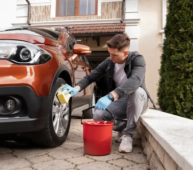 Lavage auto à domicile Saint-Maurice-en-Quercy : professionnel intervenant sur un véhicule
